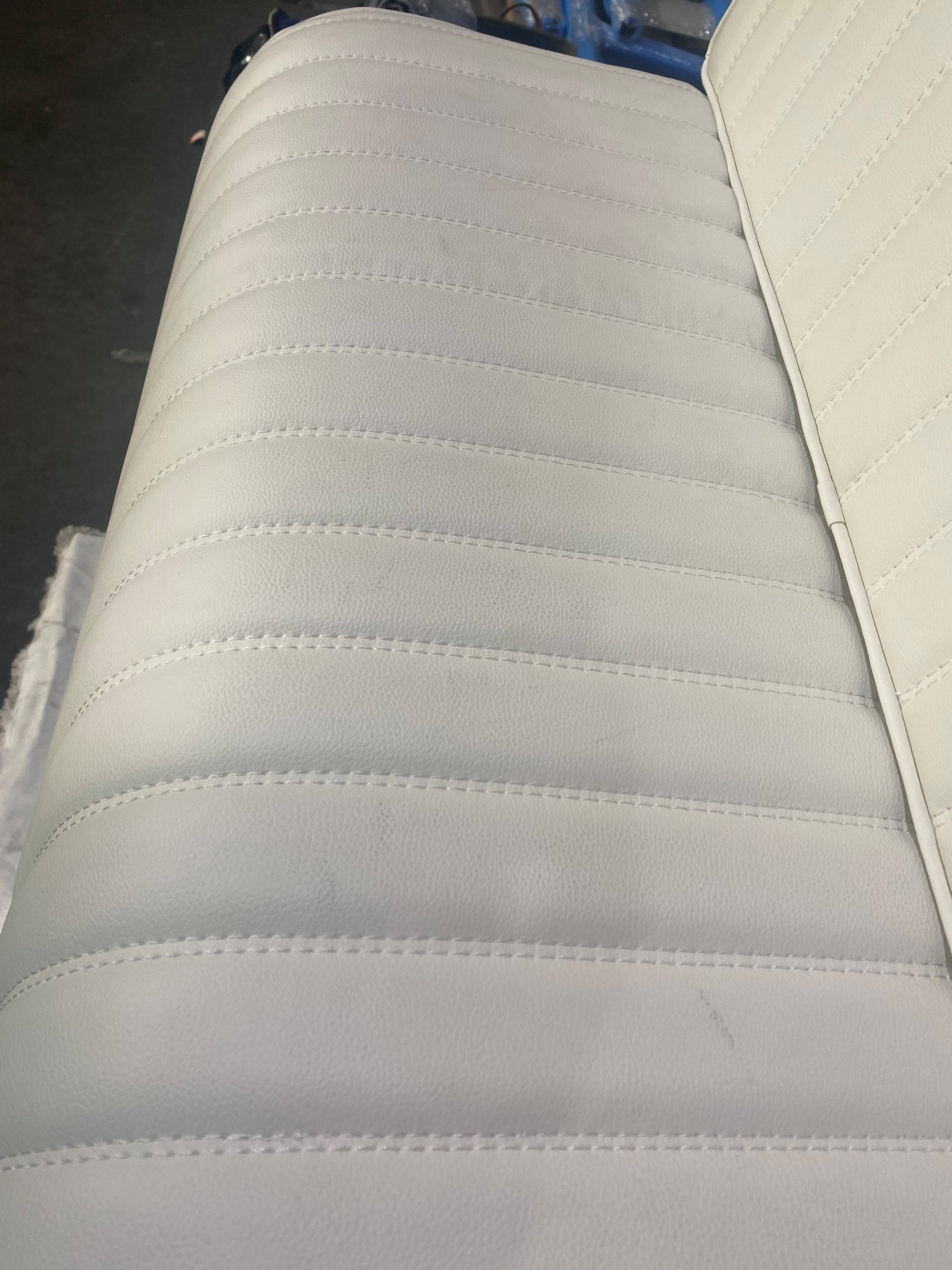 Leaning post avec dossier sellerie blanche et support 4 cannes