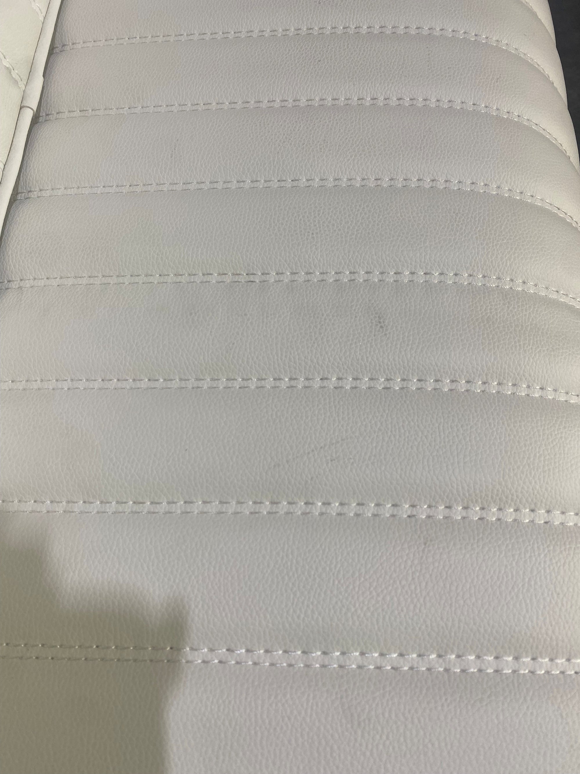 Leaning post avec dossier sellerie blanche et support 4 cannes